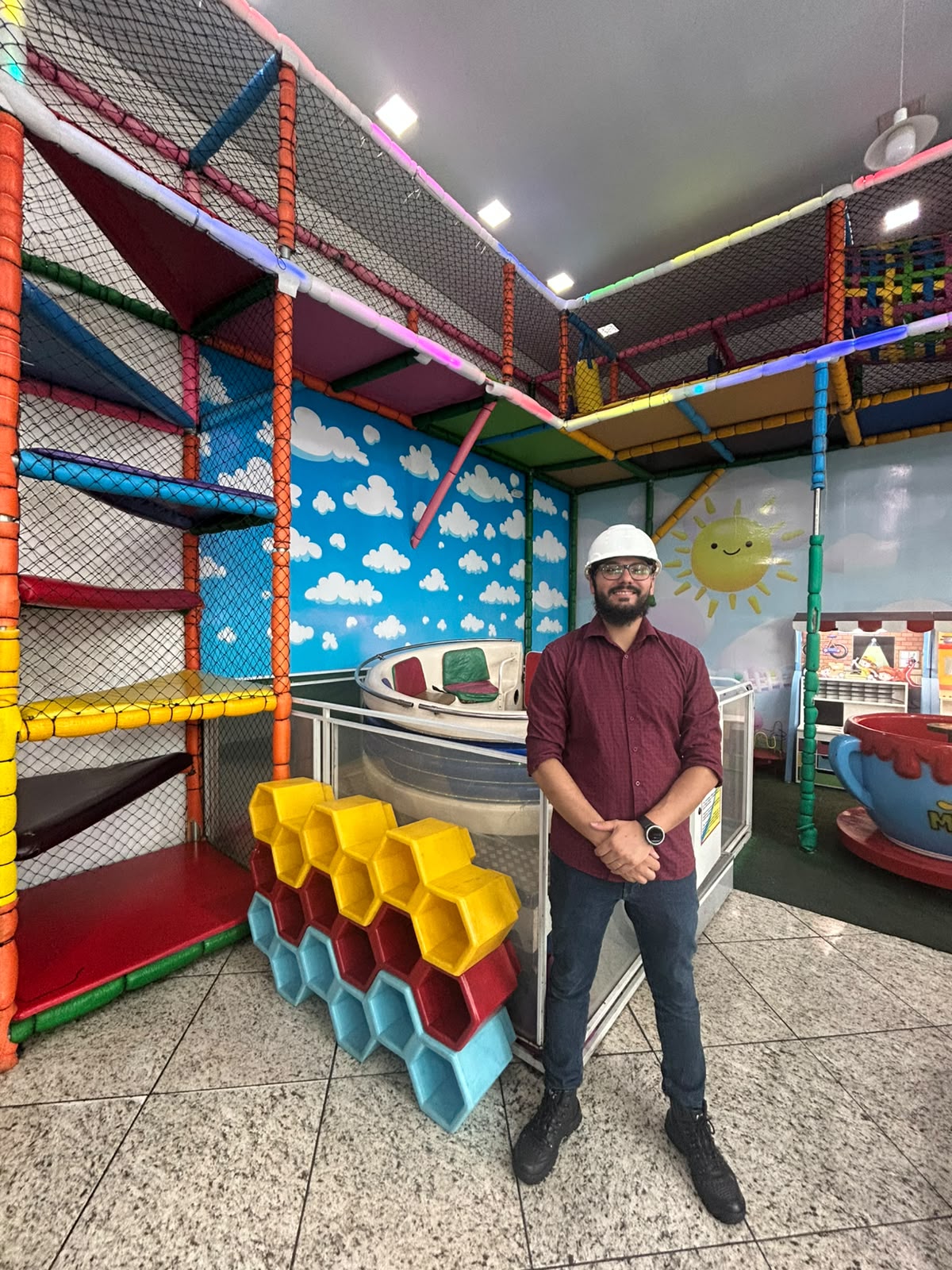 Vistoria em buffet infantil coberto, ao lado de equipamento e brinquedo interno